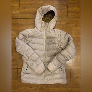 Arc'teryx Thorium Women's Puffer Jacket in Cream